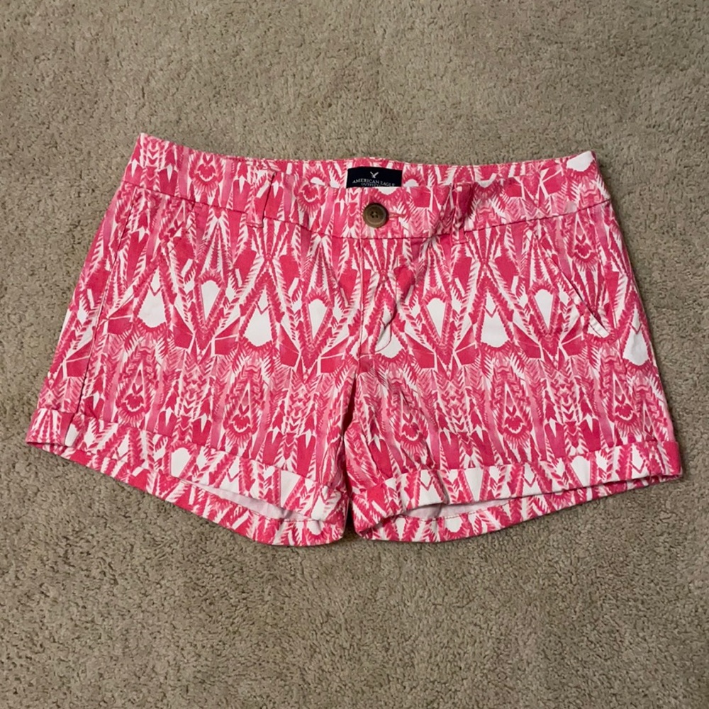 Women’s Size 6 American Eagle Brand Pink And White Midi Stretch Shorts.